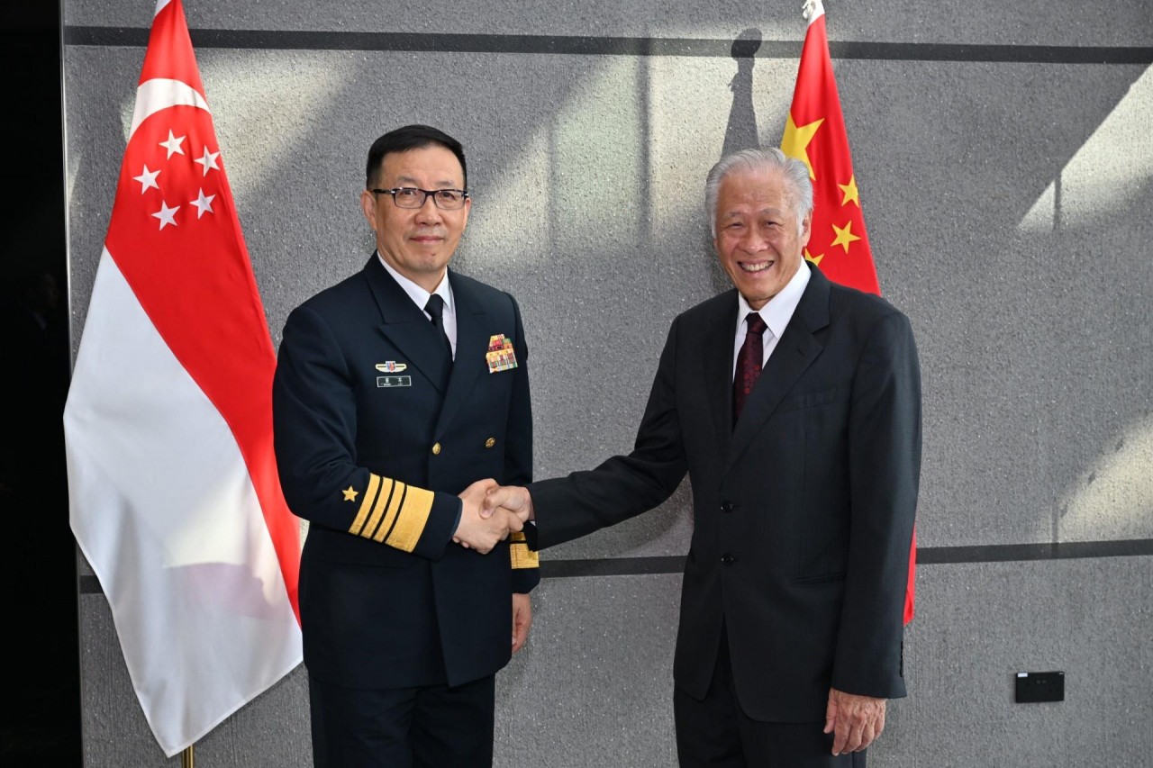Bộ trưởng Quốc phòng Trung Quốc Đổng Quân (trái) gặp Bộ trưởng Quốc phòng Singapore Ng Eng Hen hôm 30/5/2024. (Nguồn: Bộ Quốc phòng Singapore)