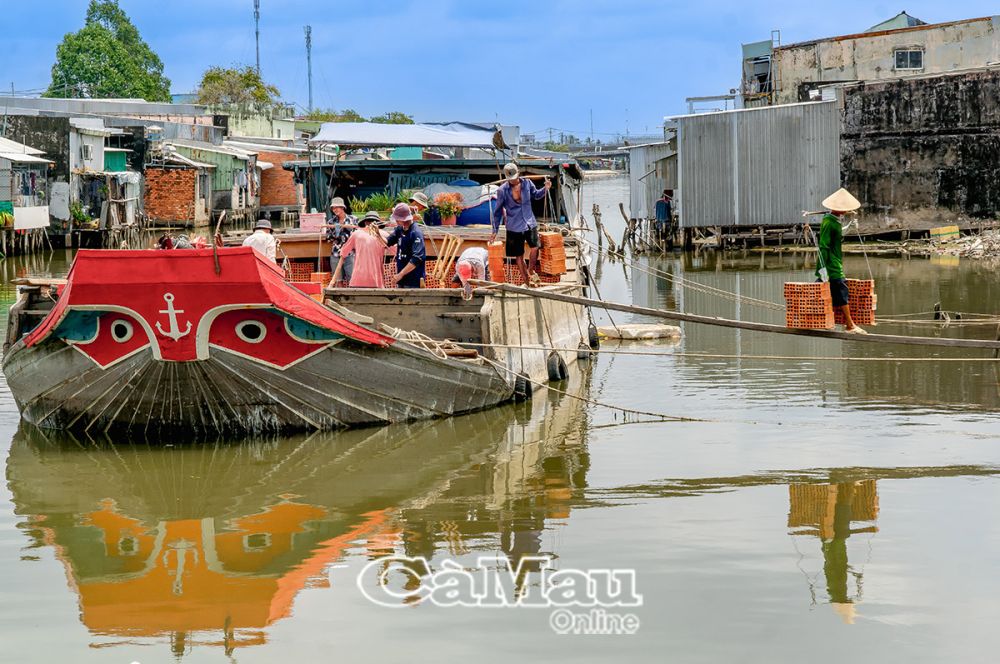Giữa một thành phố lớn nhất tỉnh Cà Mau có một cái chợ  chỉ bán một thứ vật liệu nhìn thấy là quen ngay- Ảnh 2.