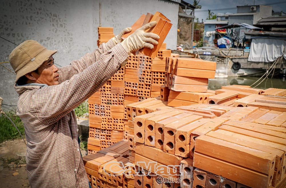 Giữa một thành phố lớn nhất tỉnh Cà Mau có một cái chợ  chỉ bán một thứ vật liệu nhìn thấy là quen ngay- Ảnh 4.