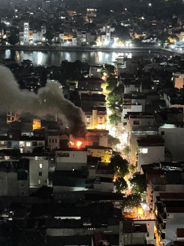 Hà Nội: Cháy nhà dân, cột khói đen bốc cuồn cuộn ảnh 3