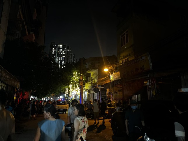 Hà Nội: Cháy nhà dân, cột khói đen bốc cuồn cuộn ảnh 4