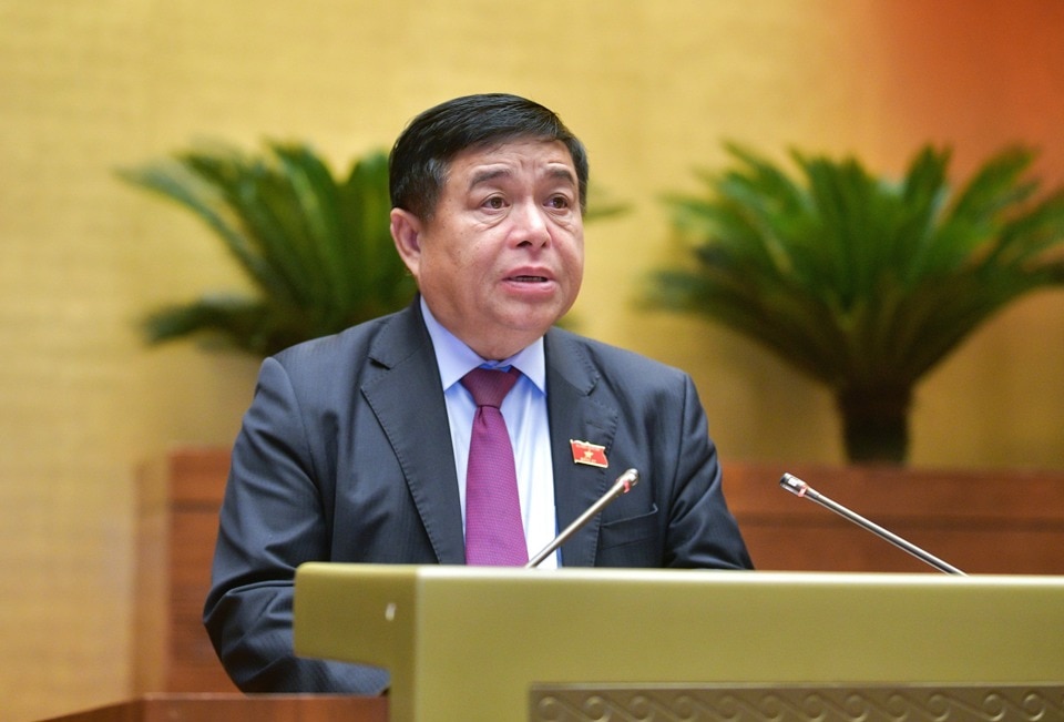 Bộ trưởng Bộ KH&ĐT Nguyễn Chí Dũng trình bày báo cáo tại Kỳ họp