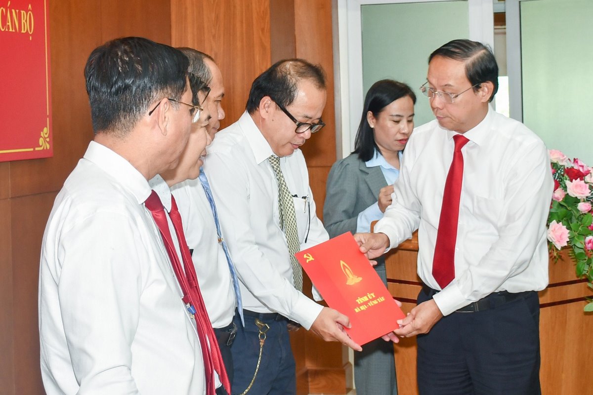 Chủ tịch UBND tỉnh (phải) trao quyết định điều động, bổ nhiệm cho ông Đặng Sơn Hải. Ảnh: Phúc Lưu