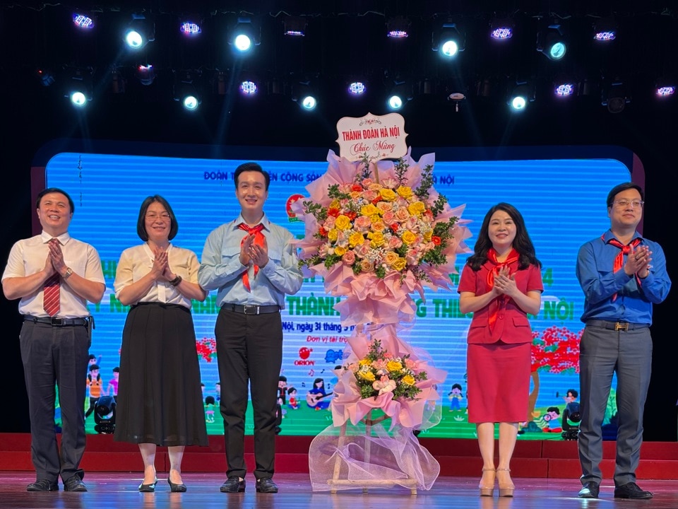 Các đại biểu gửi lẵng hoa chúc mừng kỷ niệm 69 năm ngày thành lập Cung thiếu nhi Hà Nội