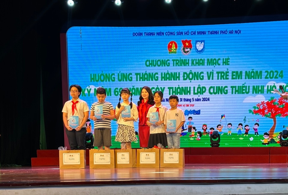 Đại diện Thành đoàn Hà Nội trao các suất quà tới thiếu nhi có hoàn cảnh khó khăn vươn lên học giỏi.