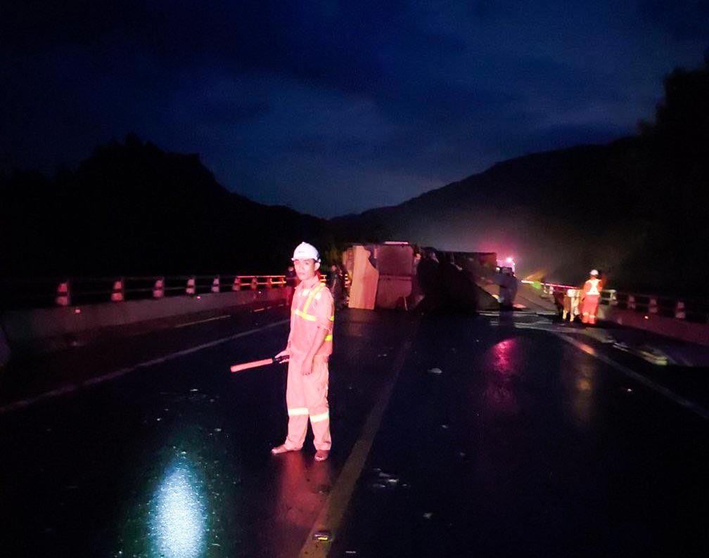 Hai xe tải đối đầu trên cao tốc La Sơn - Túy Loan, một chiếc rơi xuống cầu- Ảnh 2.