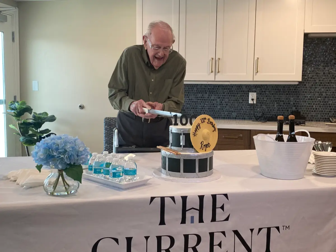 Roger Wonson kỷ niệm sinh nhật lần thứ 100. Ảnh: Current Beverly