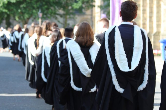 Sinh viên trên đường tới lễ tốt nghiệp của Đại học Durham, Anh, tháng 6/2022. Ảnh: Durham University fanpage