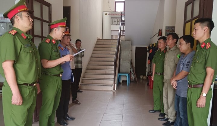 Cán bộ Cơ quan CSĐT Công an Thừa Thiên - Huế tuyên đọc quyết định khởi tố, bắt giam đối với Nguyễn Lê Quân. (Ảnh: VKS)