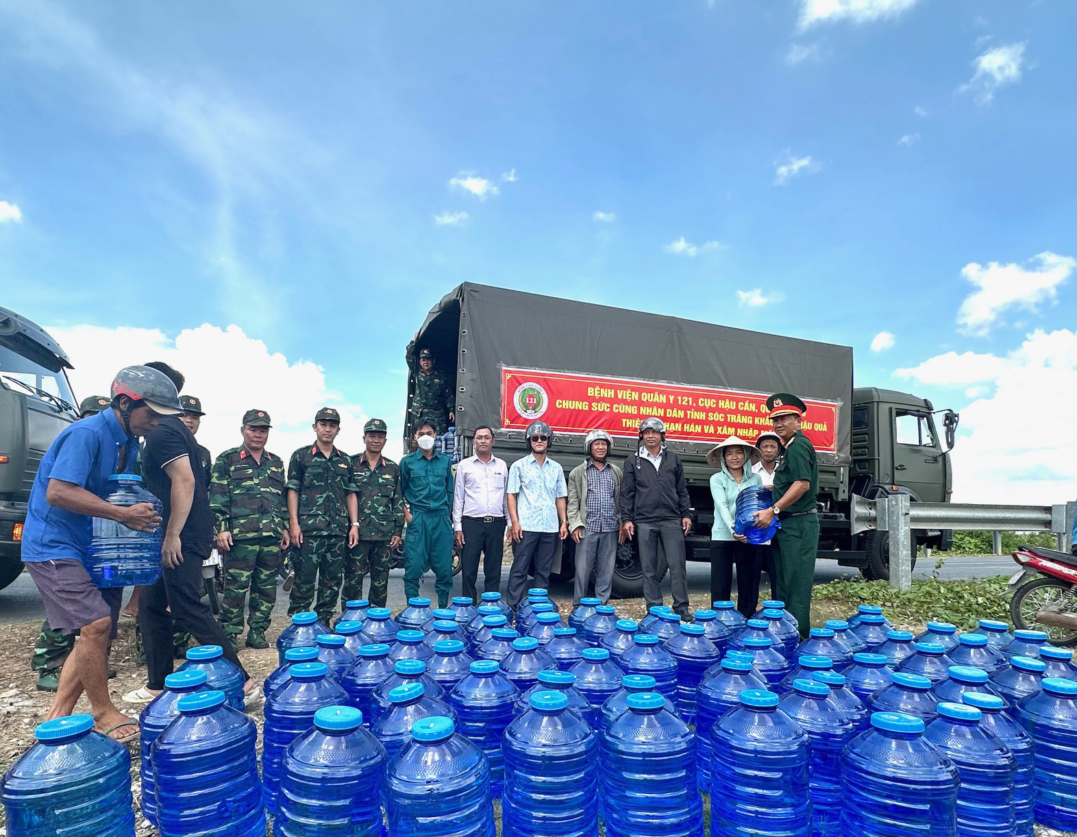 Военный госпиталь 121 доставляет чистую питьевую воду людям в пострадавших  от засухи районах - Vietnam.vn