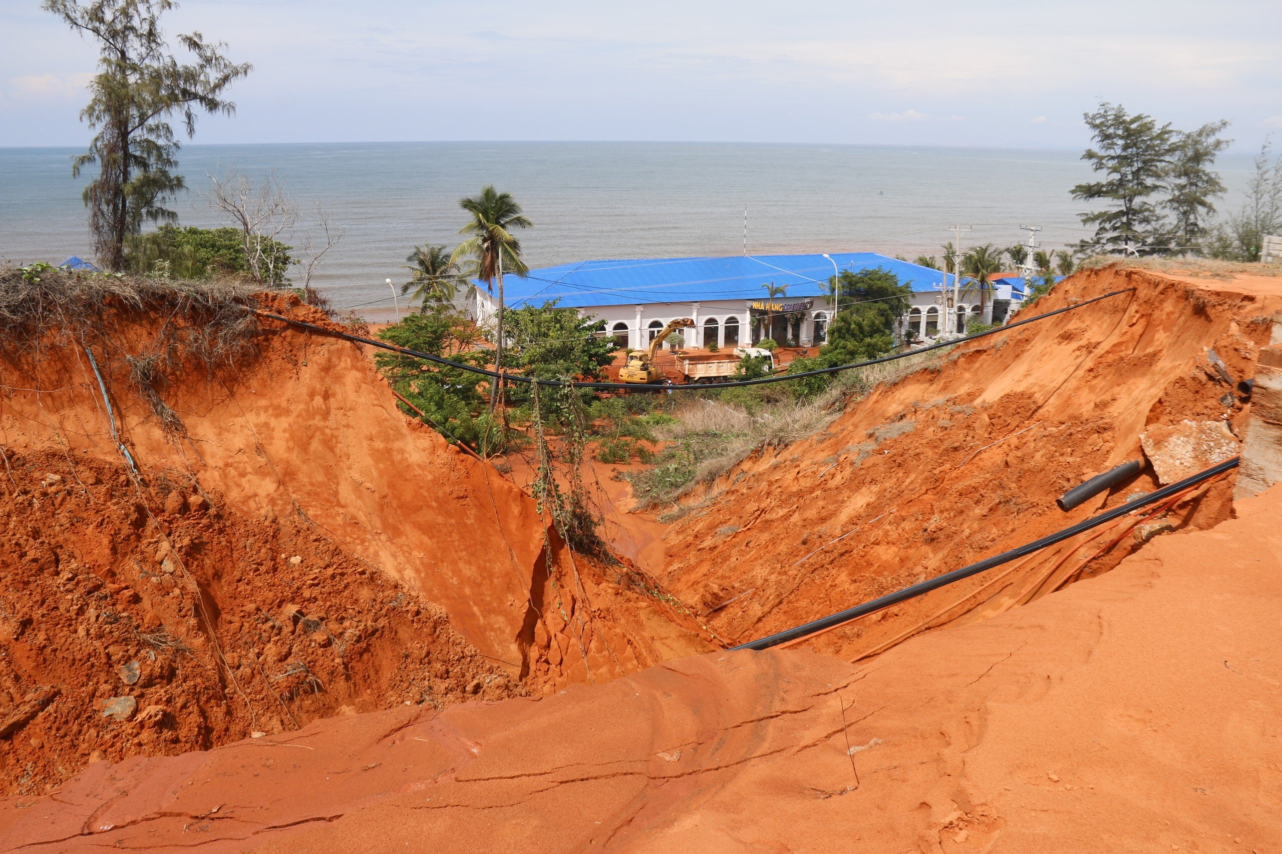 Bình Thuận yêu cầu rà soát hàng loạt dự án ven biển sau sự cố sạt lở cát đỏ -0