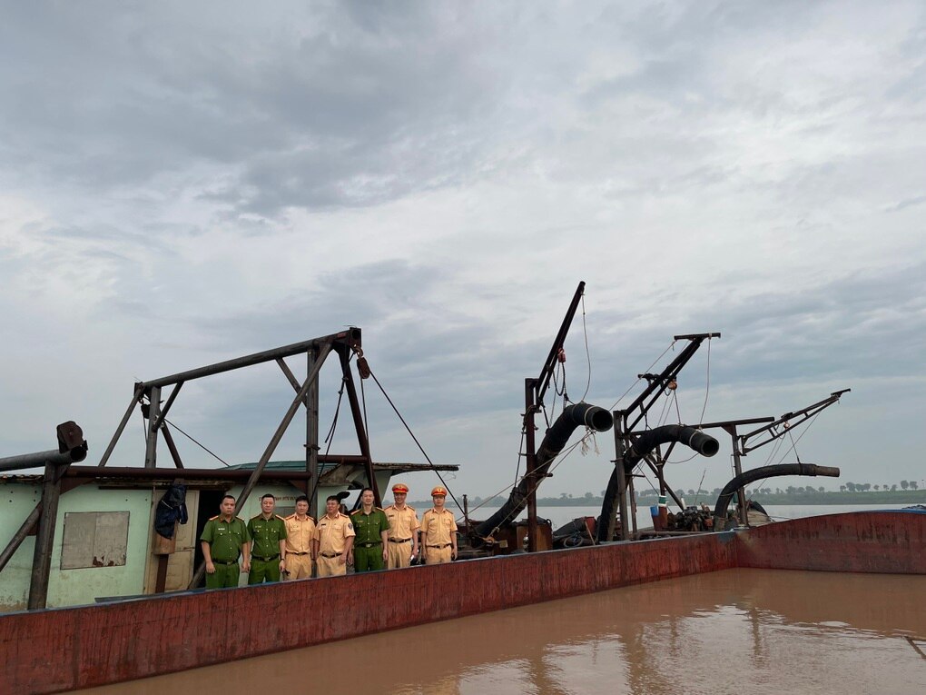 CSGT bắt giữ 4 tàu cát rút ruột sông Hồng - 2