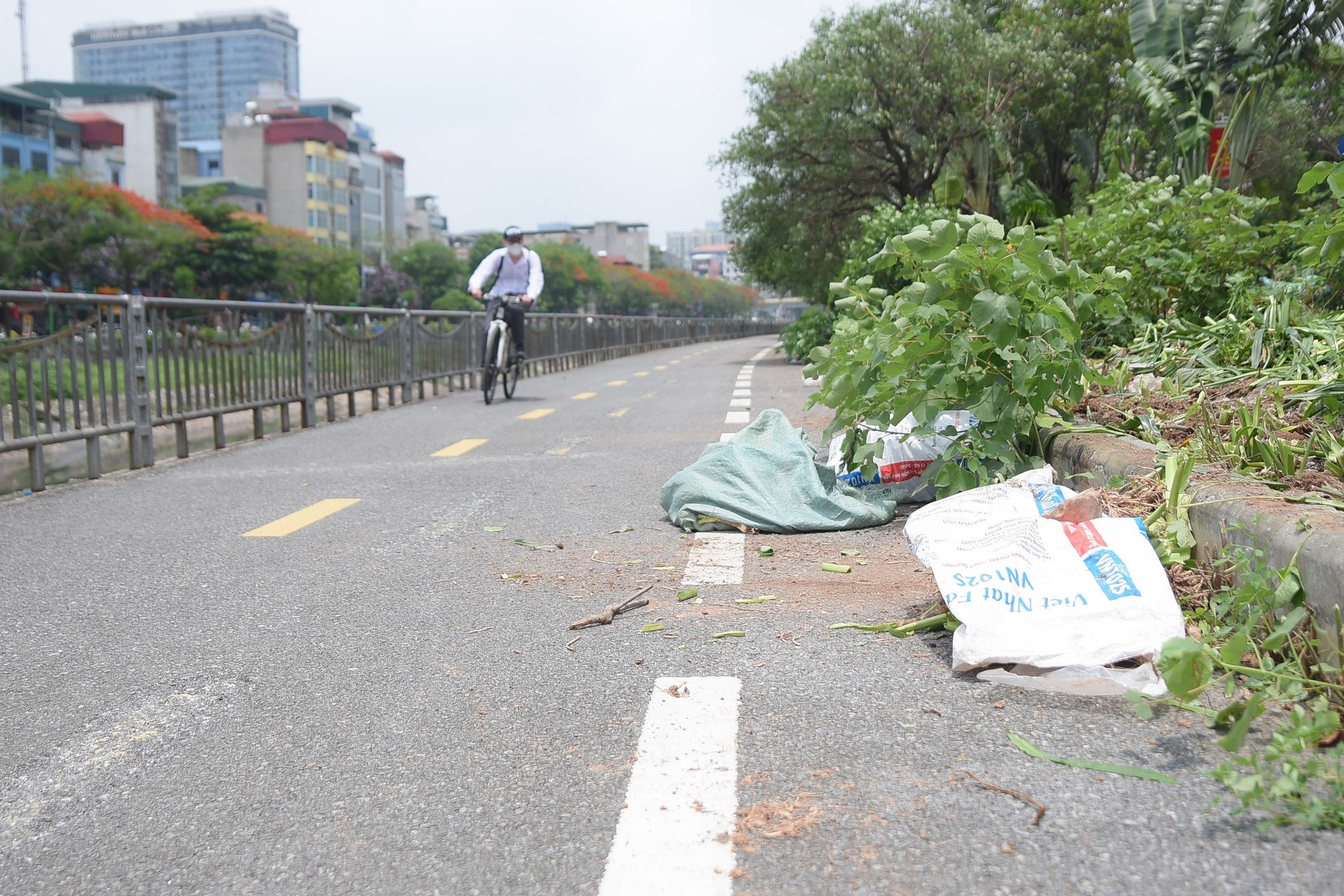 Cận cảnh các tuyến đường đi bộ tại Hà Nội thành bãi trông xe, tập kết rác ảnh 2