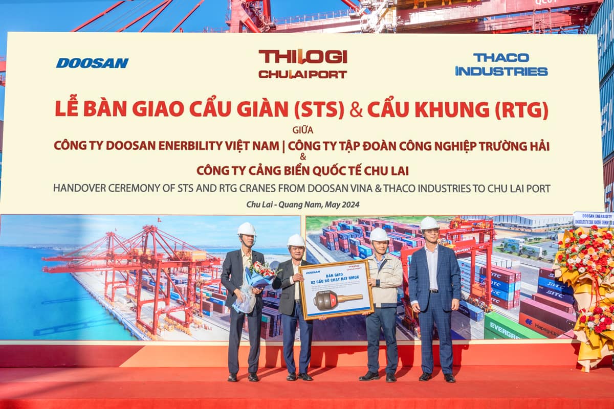 Lãnh đạo Công ty DOOSAN VINA trao biểu trưng bàn giao 2 cẩu khung STS cho Lãnh đạo THILOGI và cảng Chu Lai