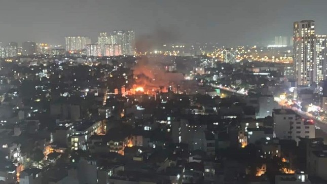 Hà Nội: Cháy nhà dân, cột khói đen bốc cuồn cuộn ảnh 1