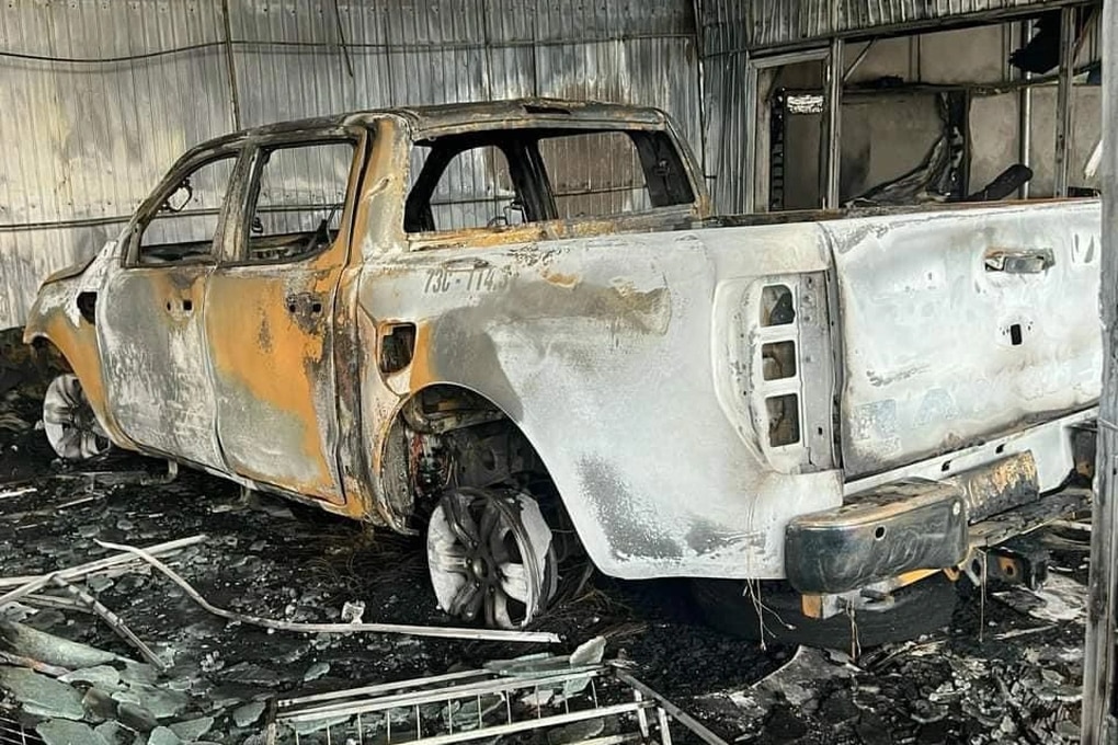 Cháy xưởng nội thất ô tô, xe bán tải bị thiêu rụi - 1