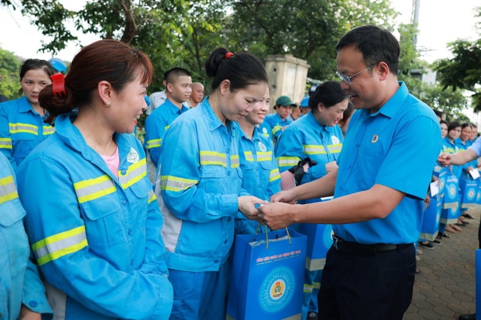 Chủ tịch LĐLĐ TP Hà Nội trao quà tới công nhân