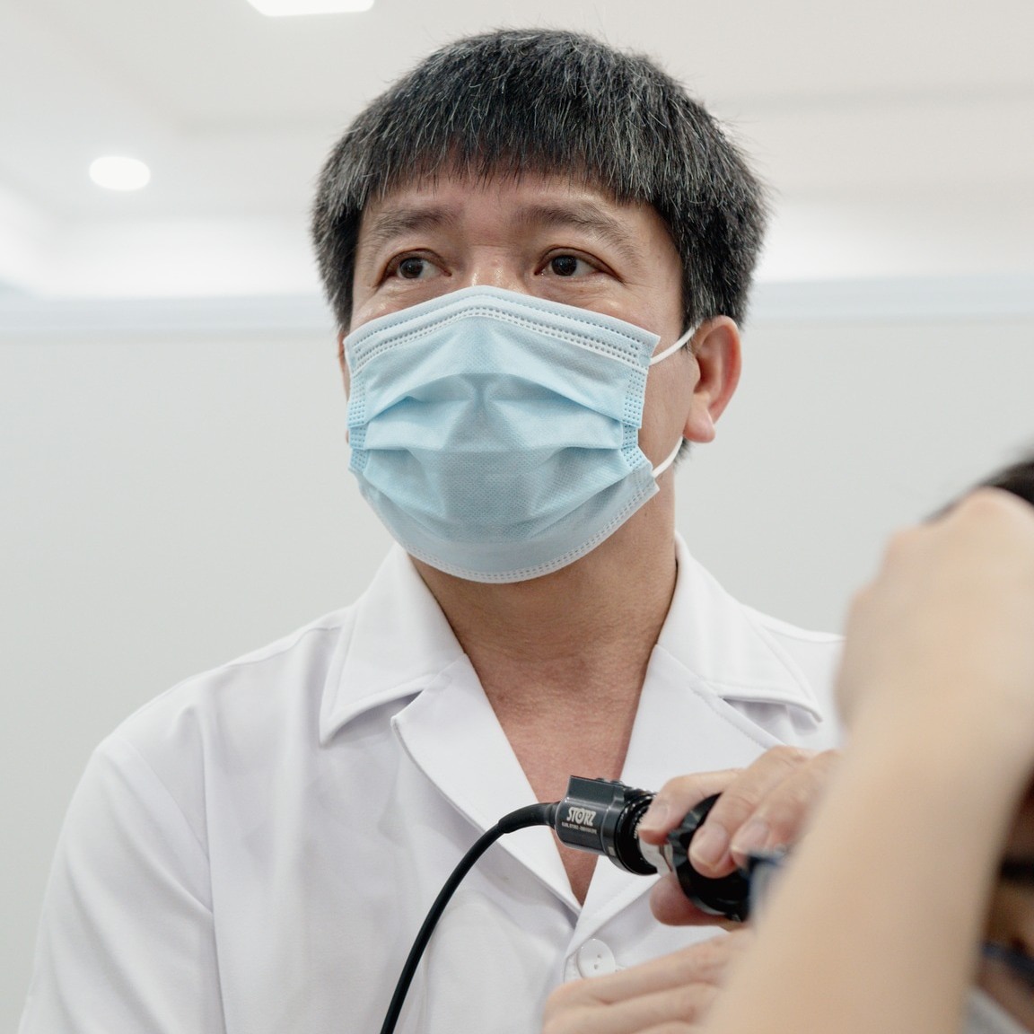 PGS.TS Lê Công Định thăm khám cho bệnh nhân - Ảnh: BVCC