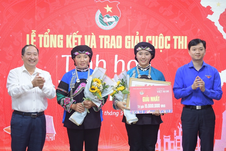 Thí sinh Lồ Phà Tú Anh (Trường THPT số 1 huyện Mường Khương, tỉnh Lào Cai) cùng mẹ tham dự lễ trao giải cuộc thi Tinh hoa Việt Nam và xuất sắc nhận giải nhất - Ảnh: DƯƠNG TRIỀU