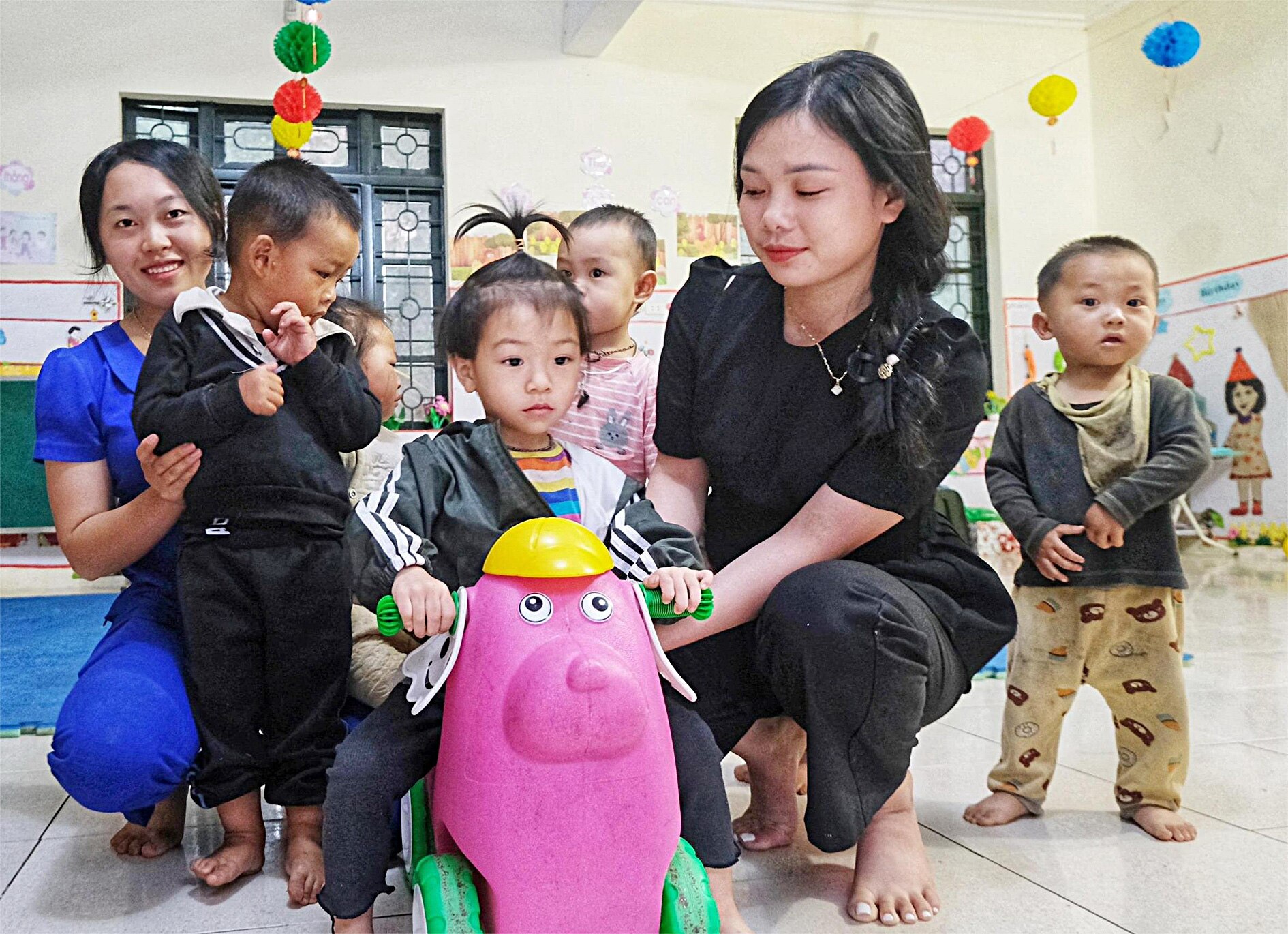 Учитель накрывает стол на туманной вершине - Vietnam.vn