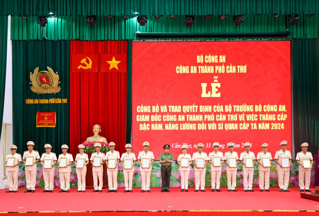 Thiếu tướng Nguyễn Văn Thuận trao Quyết định nâng bậc lương Đại tá cho các đồng chí đến niên hạn. Ảnh: Công an Cần Thơ