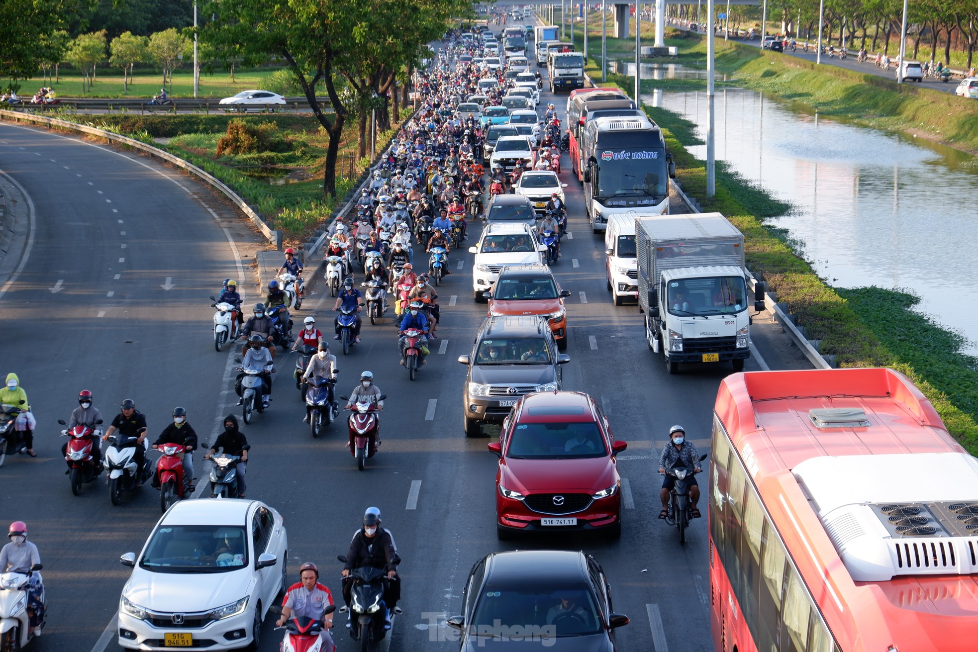 Перед праздником 30 апреля западные ворота Хошимина переполнены - Vietnam.vn