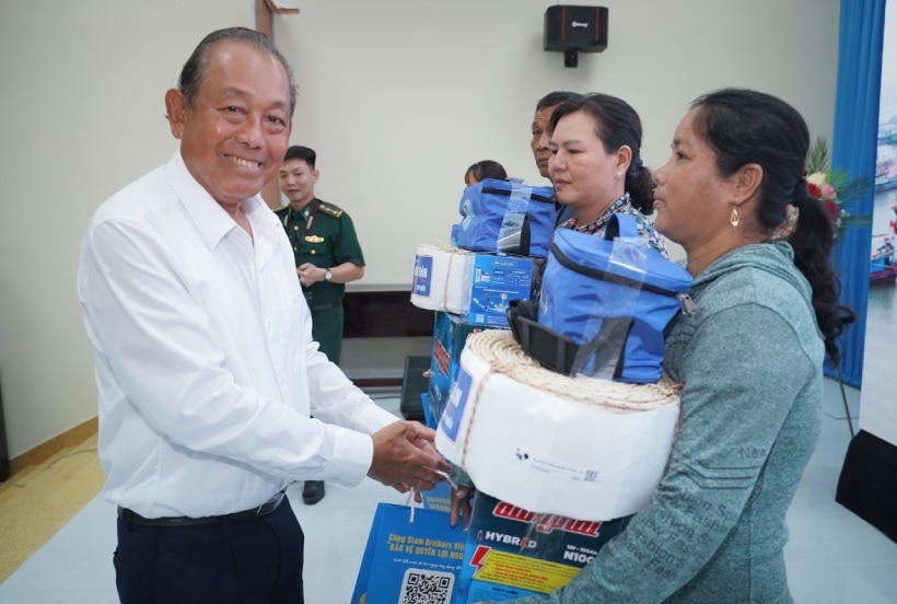 nguyên Phó thủ tướng Thường trực Chính phủ Trương Hòa Bình - trao quà cho các ngư dân tại Bến Tre. Ảnh: Ban tổ chức cung cấp