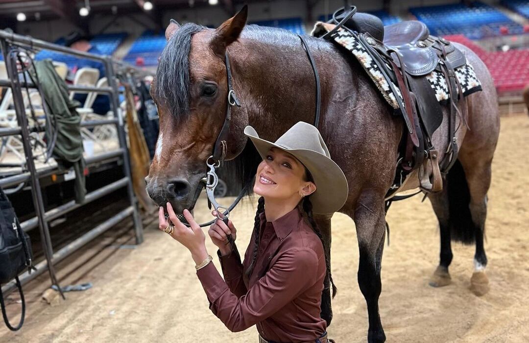 Bella Hadid trong cuộc thi cắt ngựa, tháng 1/2024