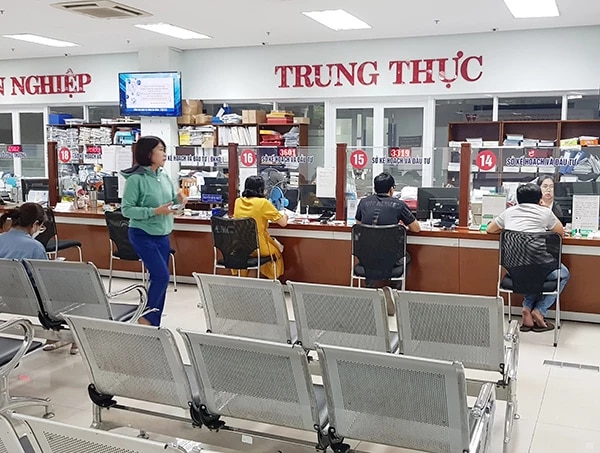 Người dân, doanh nghiệp đến giao dịch tại bộ phận "Một cửa" Sở KH&ĐT Đà Nẵng chiều 31/5/2024.