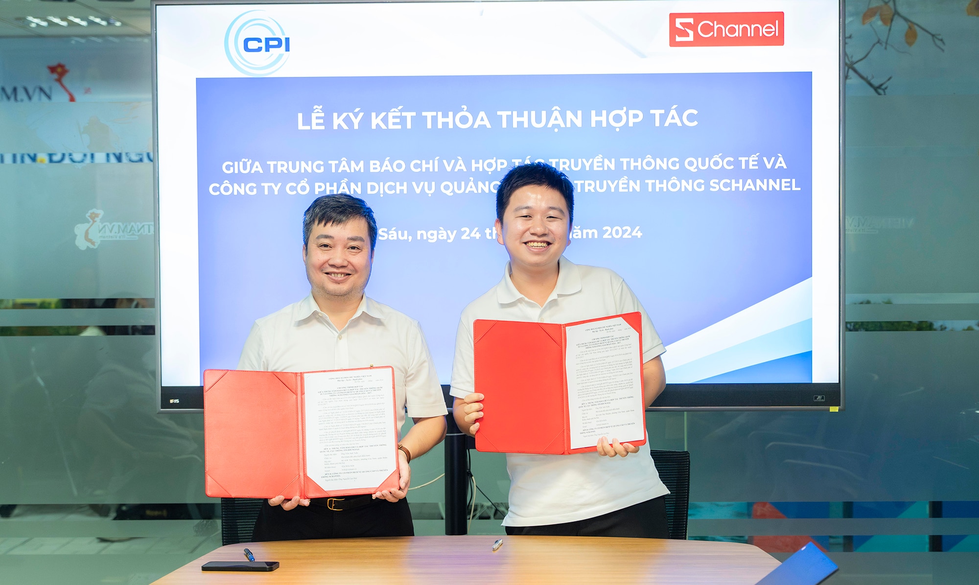 Ông Trần Anh Tuấn (trái), đại diện Cục Thông tin đối ngoại và ông Nguyễn Lạc Huy (phải), Giám đốc Schannel Network tại buổi ký hợp tác
