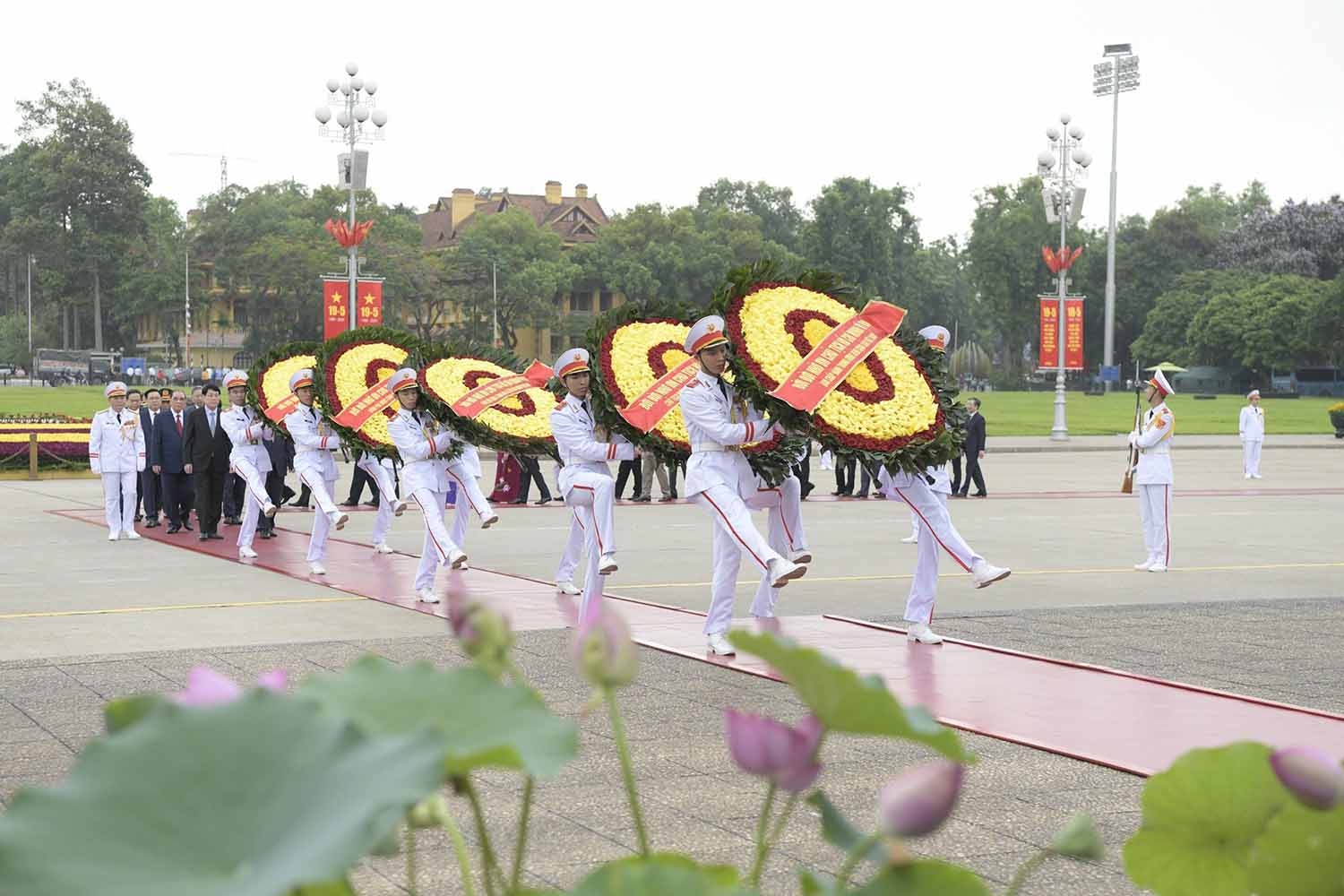 Các lãnh đạo, nguyên lãnh đạo Đảng, Nhà nước vào Lăng viếng Chủ tịch Hồ Chí Minh. Vòng hoa của Đoàn mang dòng chữ “Đời đời nhớ ơn Chủ tịch Hồ Chí Minh vĩ đại”. Ảnh: Hải Nguyễn