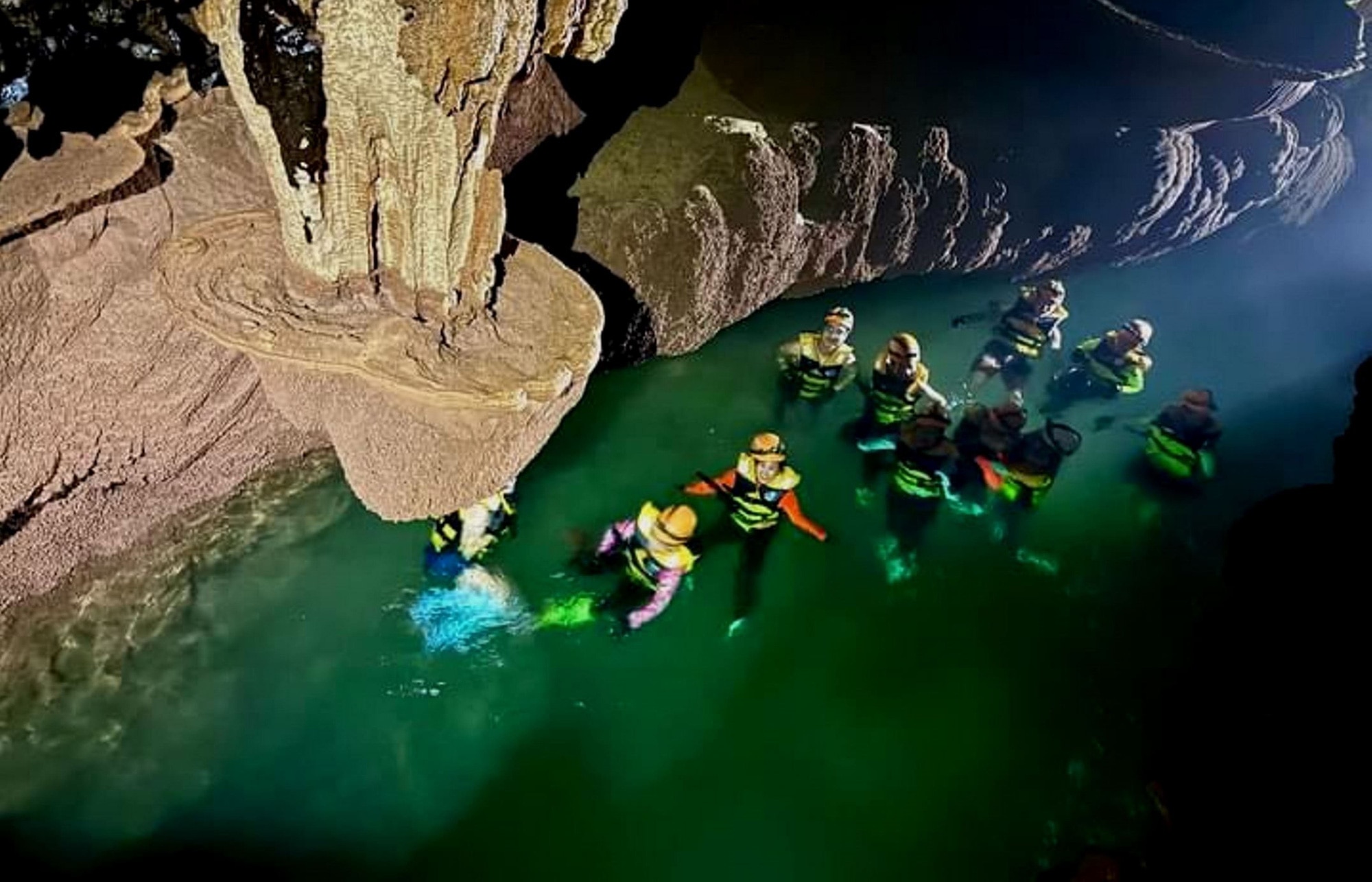 Таинственное озеро, «висящее» в пещере Тунг, внезапно упало на 2 метра воды  - Vietnam.vn