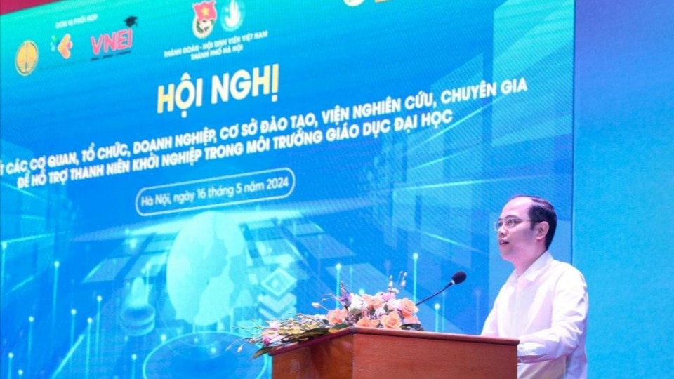 Phó Bí thư Thành đoàn - Chủ tịch Hội Sinh viên Việt Nam TP Hà Nội Nguyễn Tiến Hưng phát biểu tại hội nghị