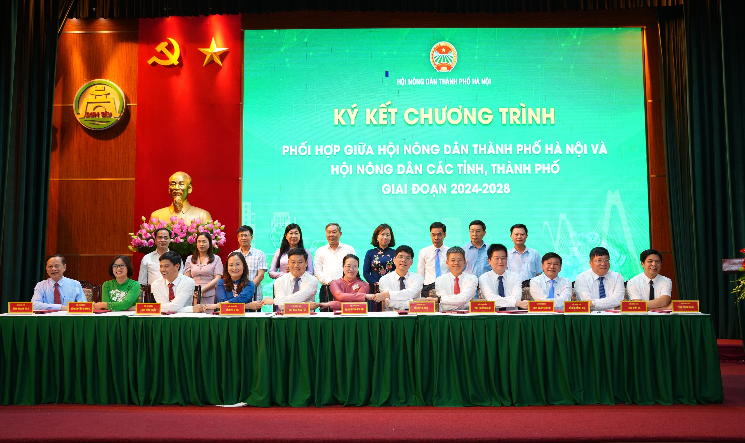 Hội Nông dân TP Hà Nội và Hội Nông dân 36 tỉnh, thành ký kết chương trình phối hợp giai đoạn 2024-2028- Ảnh 1.