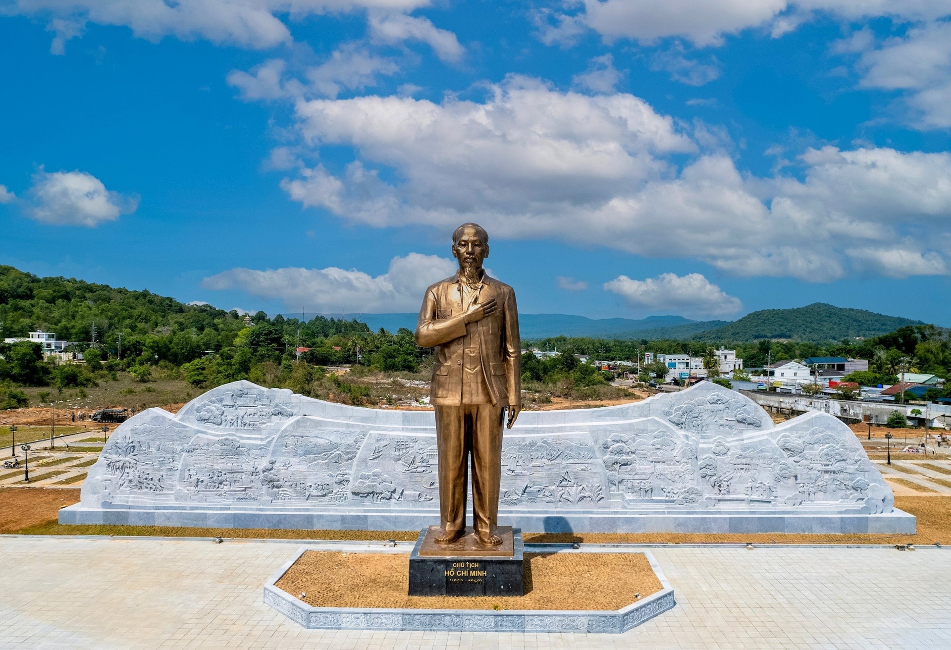 Открытие памятника президенту Хо Ши Мину в городе Фукуок - Vietnam.vn