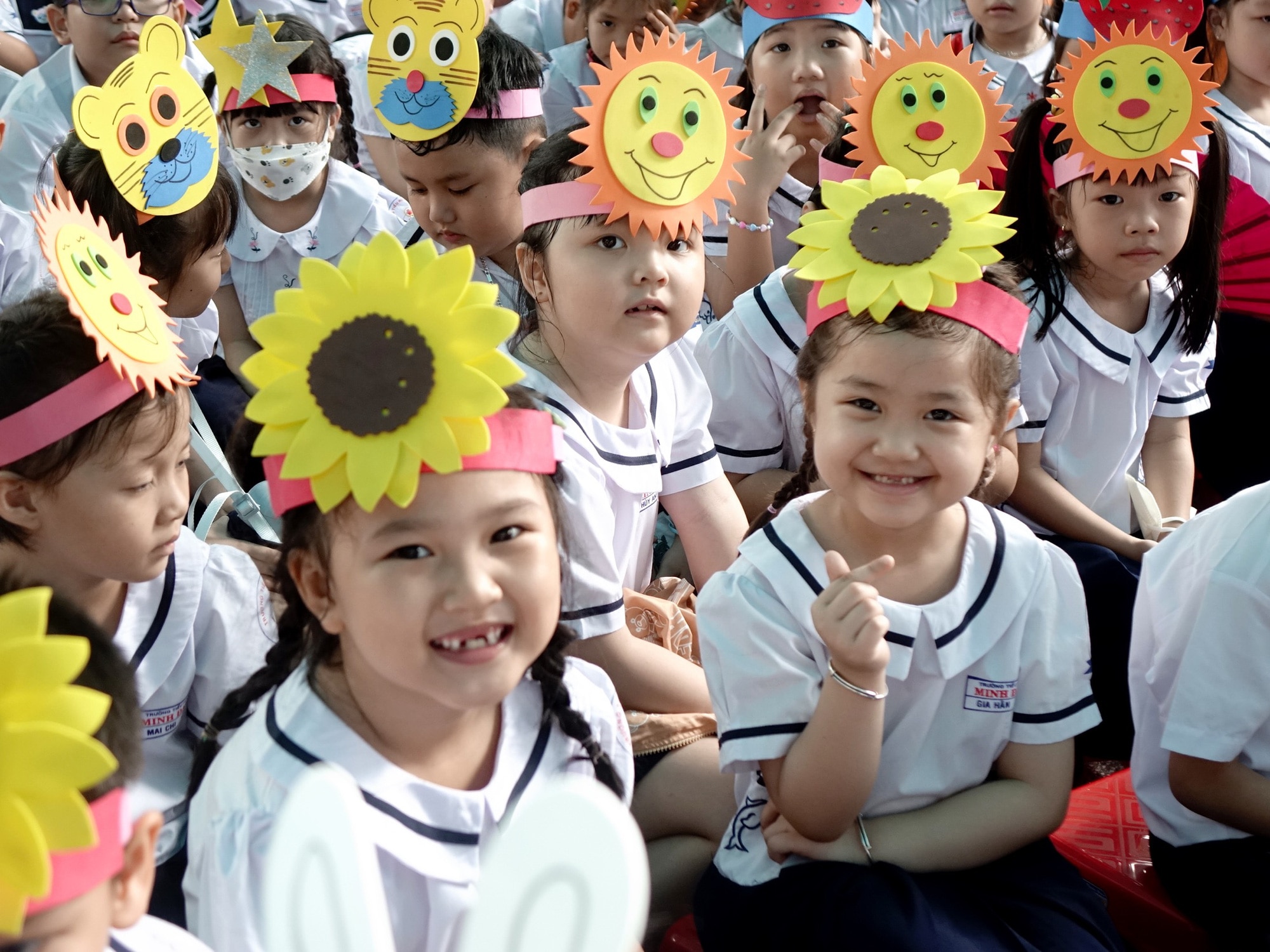 Niềm vui của học sinh lớp 1 Trường tiểu học Minh Đạo, Q.5, TP.HCM trong ngày khai giảng năm học mới 2023-2024 - Ảnh: NHƯ HÙNG