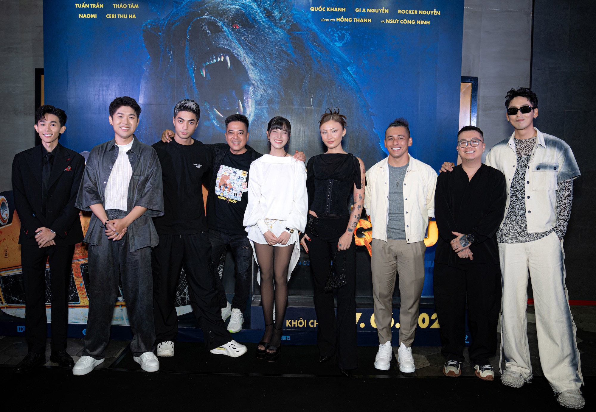 Đạo diễn Lê Thanh Sơn cùng dàn diễn viên phim Móng vuốt - Ảnh: ĐPCC