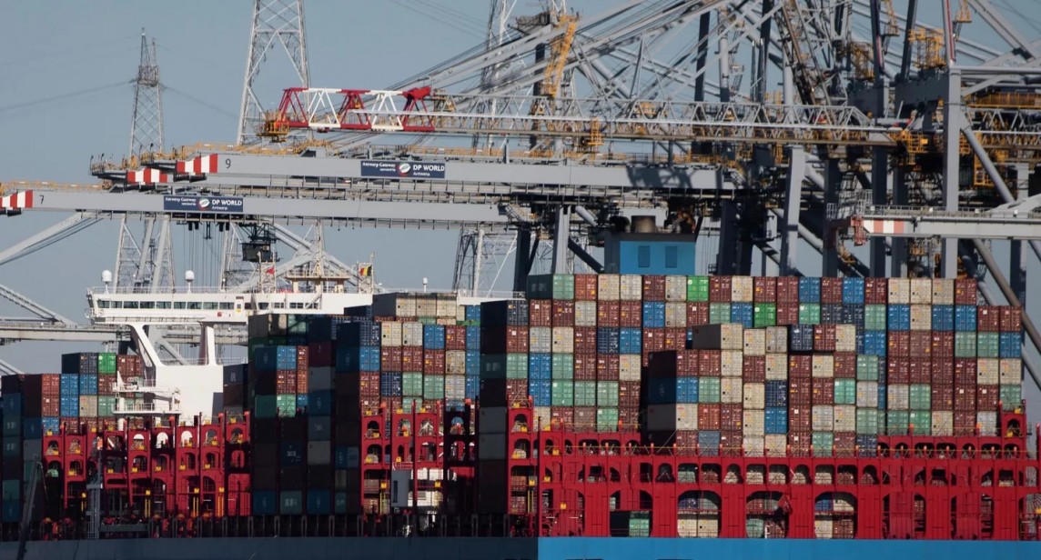 ình trạng gián đoạn trong vận chuyển do lực lượng Houthi tấn công vào các tàu ở Biển Đỏ đã làm tăng chi phí vận chuyển hàng hóa trên một số tuyến đường từ Trung Quốc sang châu Âu. Ảnh: AP