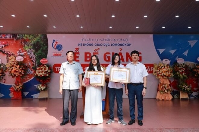 Hoàng Hà Uyên, lớp 12D và em Nguyễn Minh Châu, lớp 9A1 là hai học sinh tiêu biểu được nhà trường tặng thưởng 3 chỉ vàng.