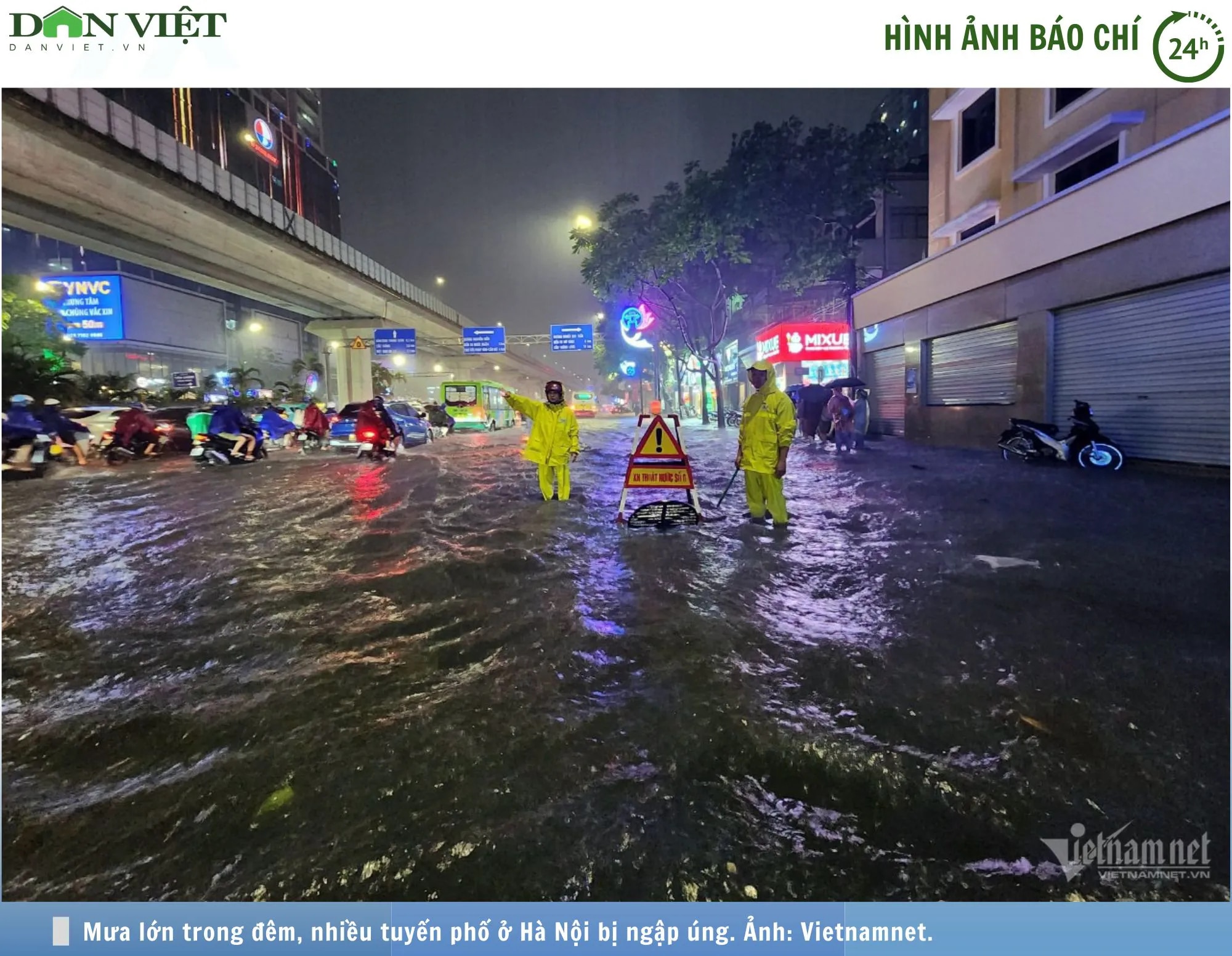 Ночью прошёл сильный дождь, улицы Ханоя снова сильно затоплены - Vietnam.vn