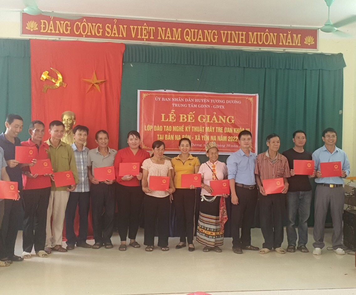 Trao chứng chỉ cho các học viên hoàn thành khóa học nghề mây tre đan tại xã Yên Na huyện Tương Dương