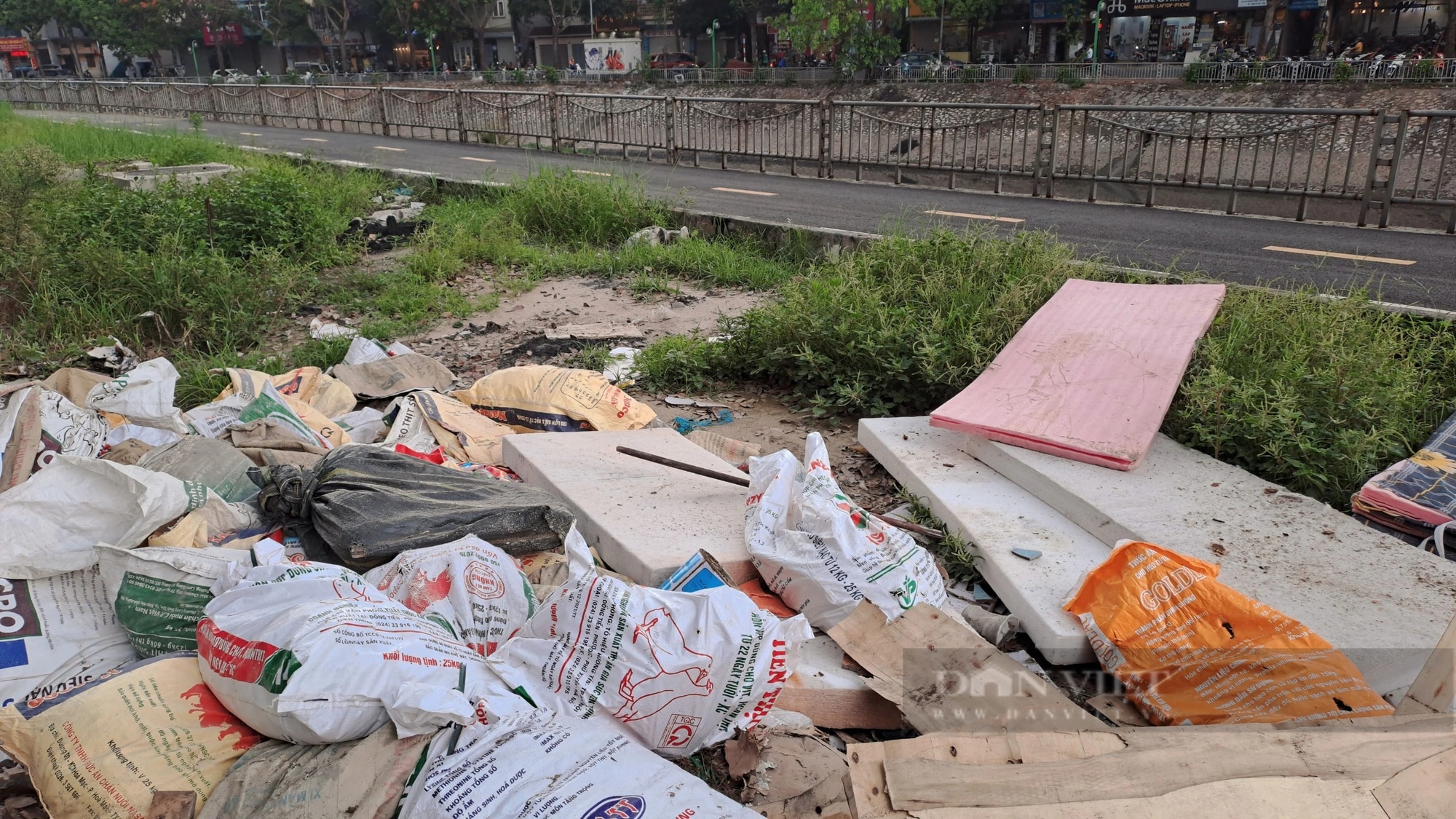 Nhiều tuyến đường dành cho đi bộ ở Hà Nội thành nơi đổ rác, bãi đỗ xe- Ảnh 1.