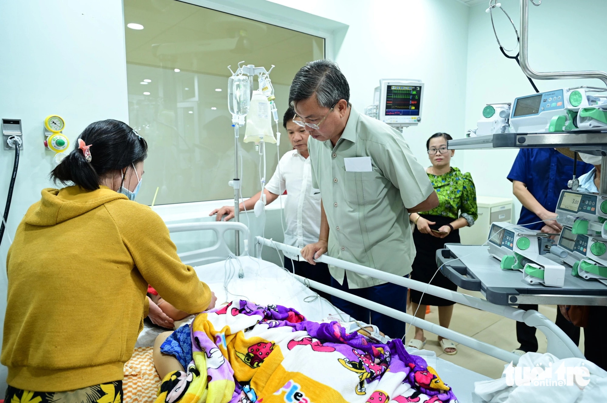 Ông Nguyễn Lưu Trung - phó chủ tịch UBND tỉnh Kiên Giang - đến thăm cháu T. bị tai nạn giao thông đứt lìa hai chân, đang điều trị ở Bệnh viện Đa khoa tỉnh Kiên Giang - Ảnh: CHÍ CÔNG