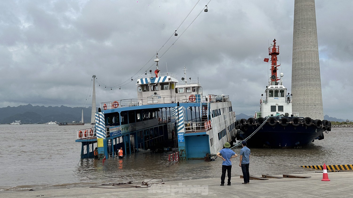 Пассажирский паром до Кат Ба столкнулся с проблемой: вода затопила купе -  Vietnam.vn