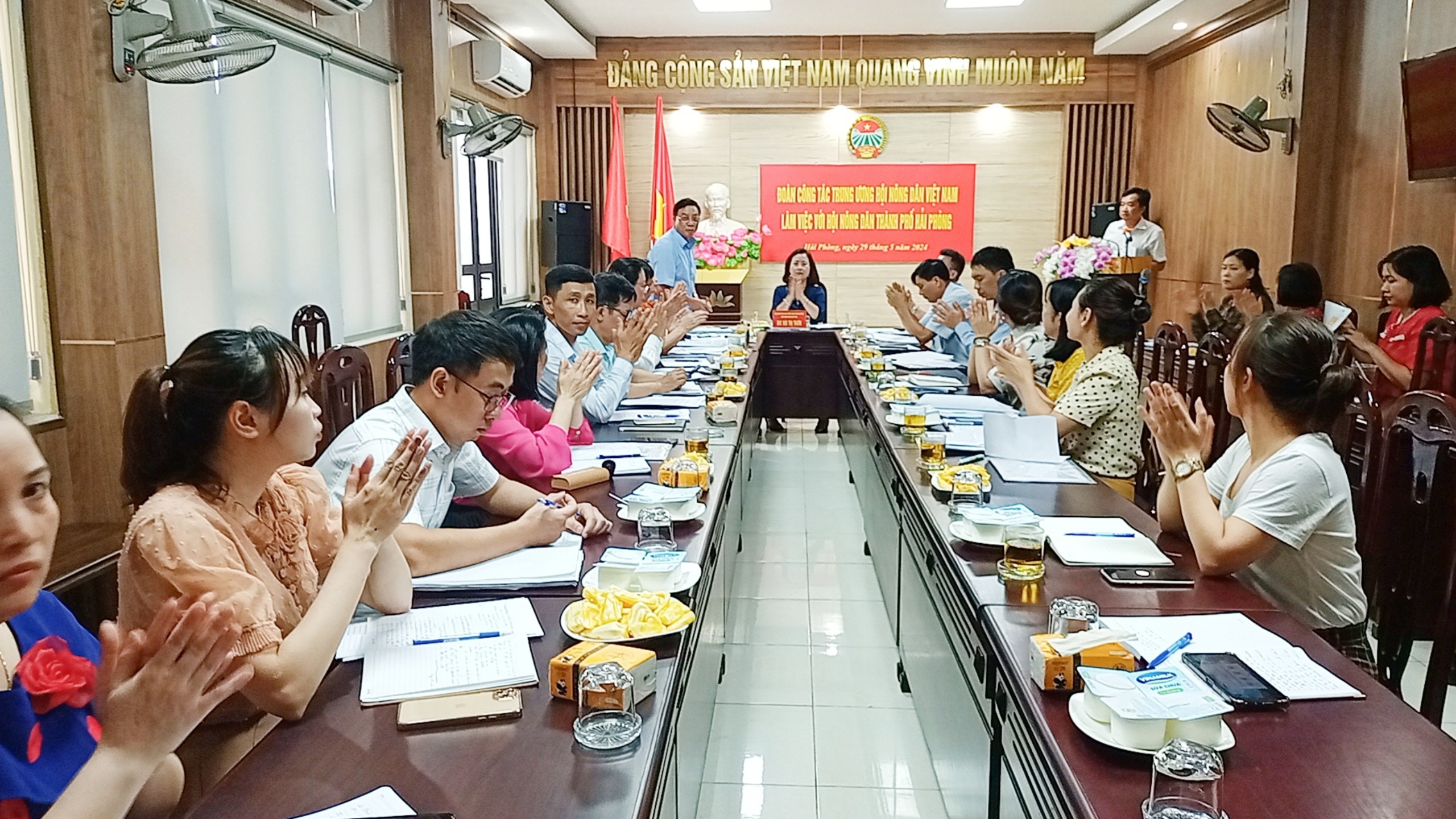 Phó Chủ tịch Bùi Thị Thơm và đoàn công tác TƯ Hội NDVN làm việc với Hội Nông dân Hải Phòng- Ảnh 1.
