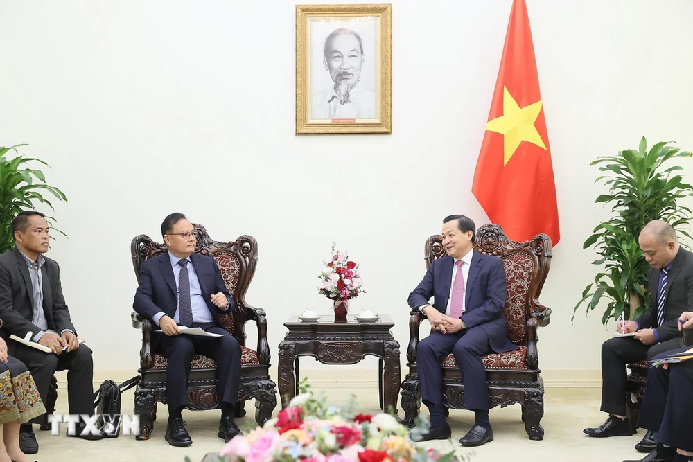 Phó Thủ tướng Lê Minh Khái tiếp Bộ trưởng Tài chính Lào Santiphab Phomvihane. (Ảnh: An Đăng/TTXVN)