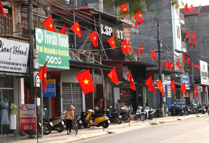 Các gia đình treo ba tầng cờ ở đường Hoàng Công Chất, Điện Biên. Ảnh: Phạm Chiểu