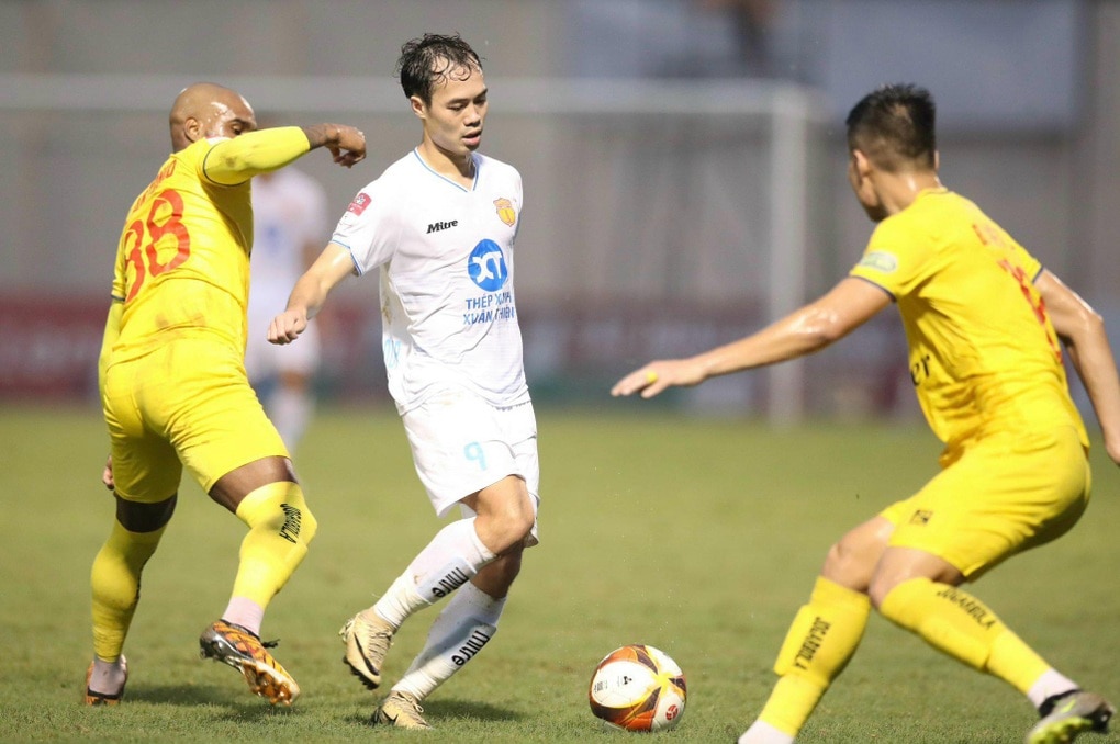 Rafaelson ghi 5 bàn thắng, CLB Nam Định thắng đậm Thanh Hóa - 1