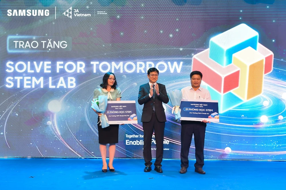 2. Samsung trao tặng 2 không gian sáng tạo STEM tới trường THPT Nhuận Phú Tân (Bến Tre) và trường THCS Thuận An (Hậu Giang).JPG