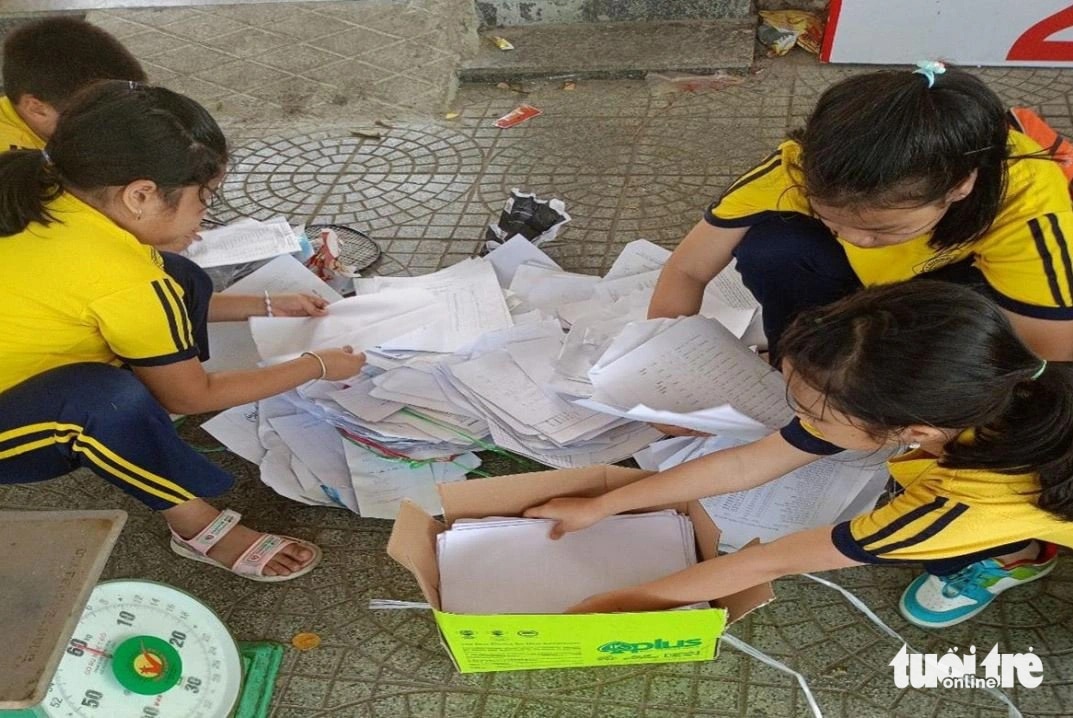 Học sinh phân loại, kiểm toán rác ở trường - Ảnh: Đ.N.